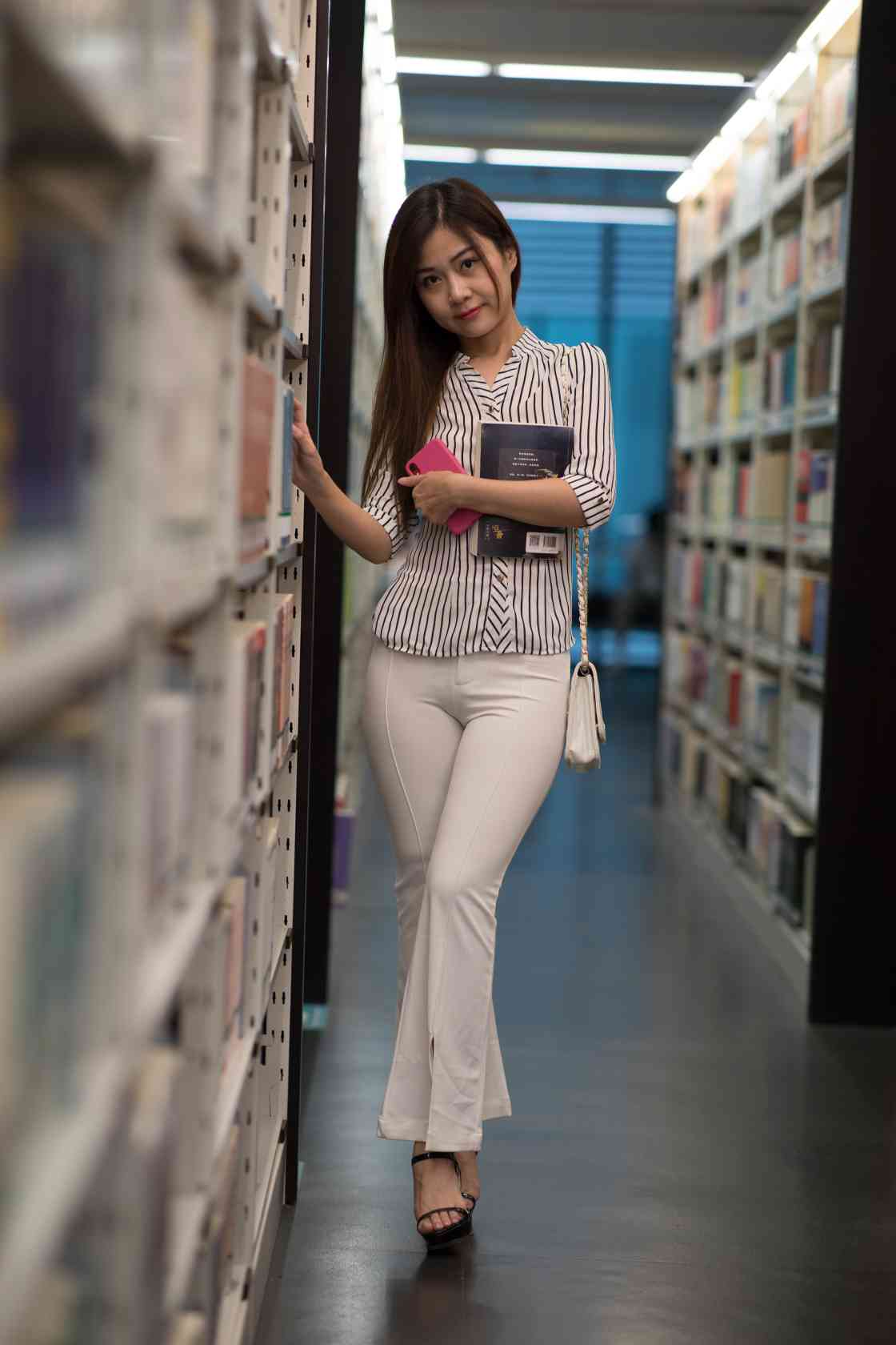 图片[5]-逛书店的白色紧身裤女孩【450P】04040-靓丽图集