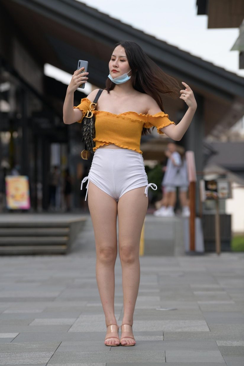 图片[1]-高腰白色短裤的漂亮女孩【767P】00065-靓丽图集