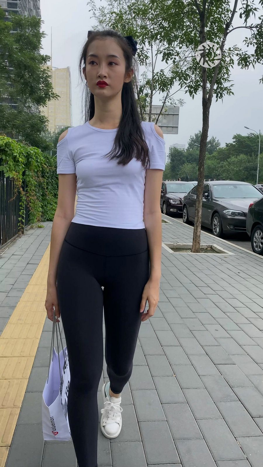图片[1]-黑色瑜伽裤逛街的女孩J4000 MP4-7.76GB-靓丽图集
