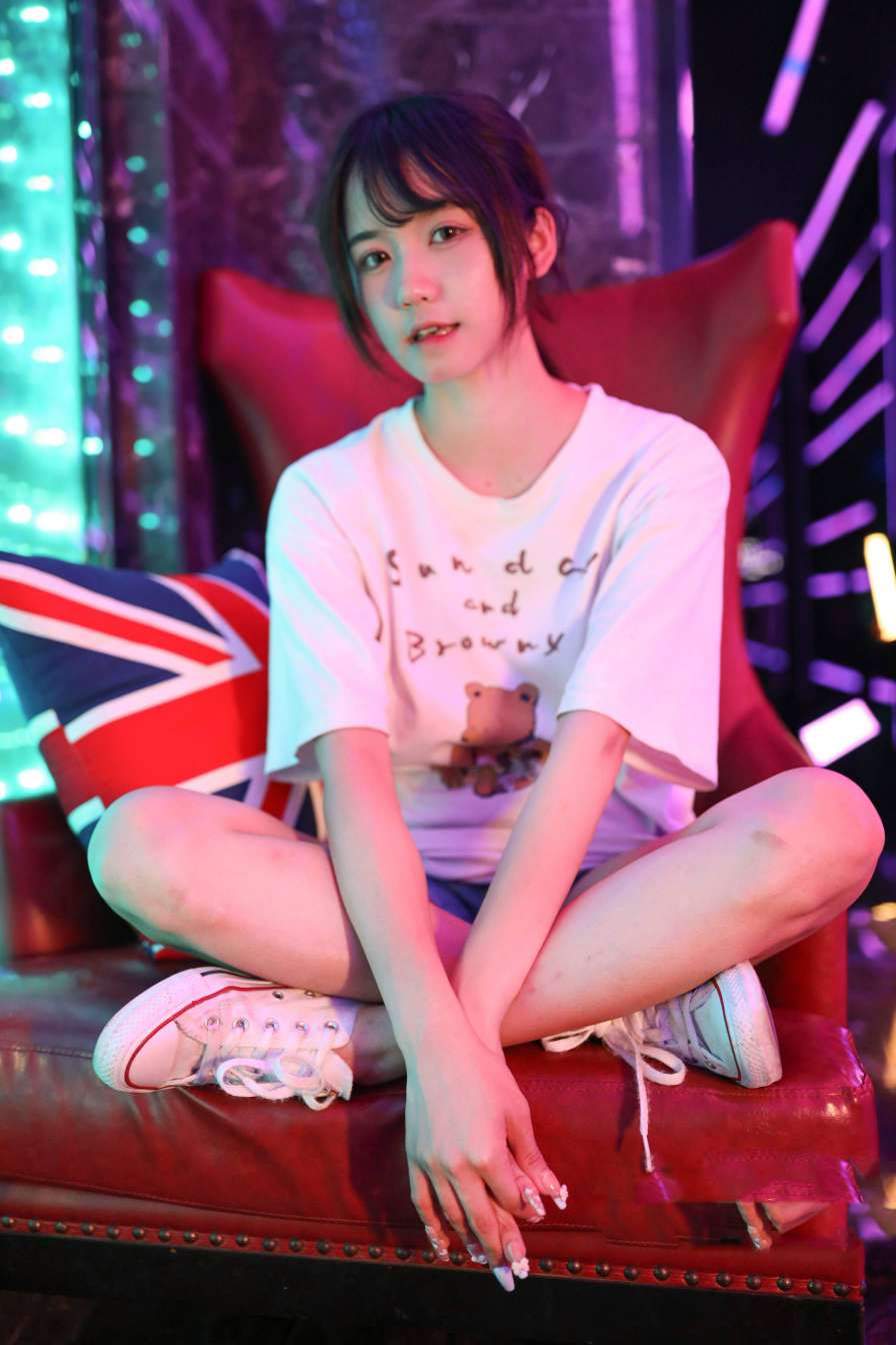 图片[2]-KTV里唱歌的长腿帆布鞋女孩【102P】20015-靓丽图集