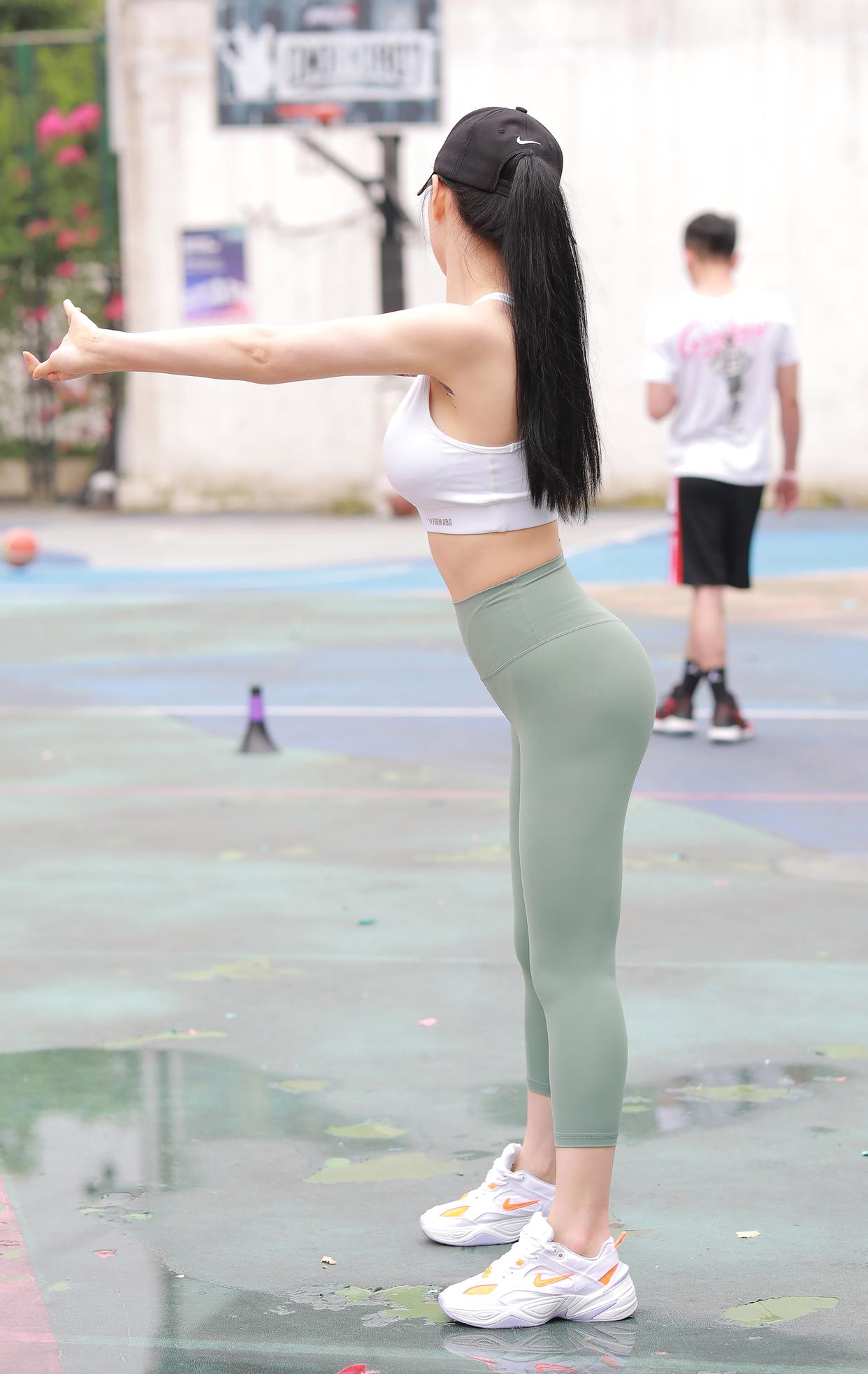 图片[1]-打扮很休闲的瑜伽裤女孩 J1600 415P3V-10.4GB-靓丽图集