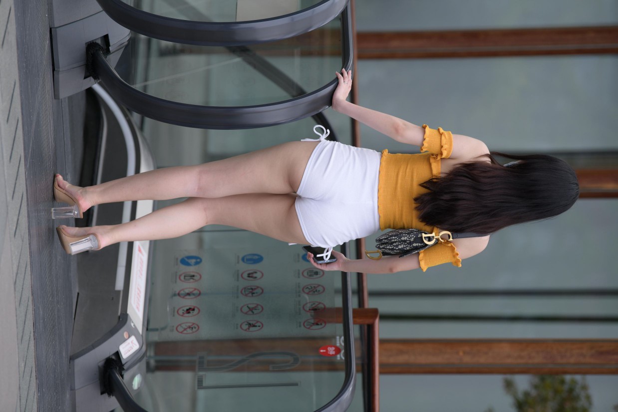 图片[3]-高腰白色短裤的漂亮女孩【767P】00065-靓丽图集