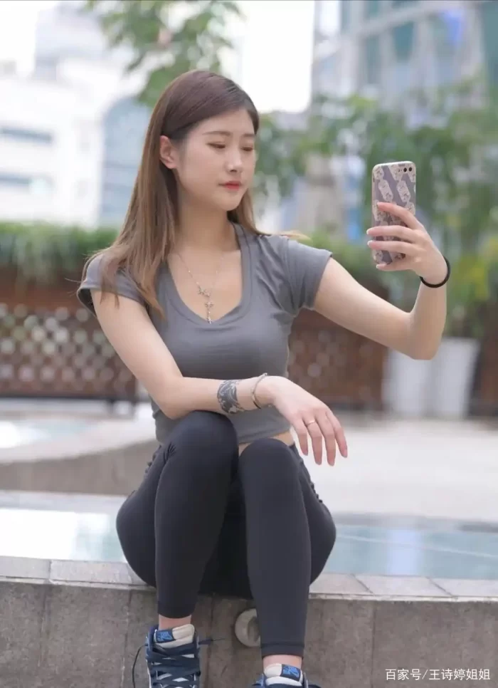 图片[2]-有小虎牙非常甜美的瑜伽裤女孩-靓丽图集