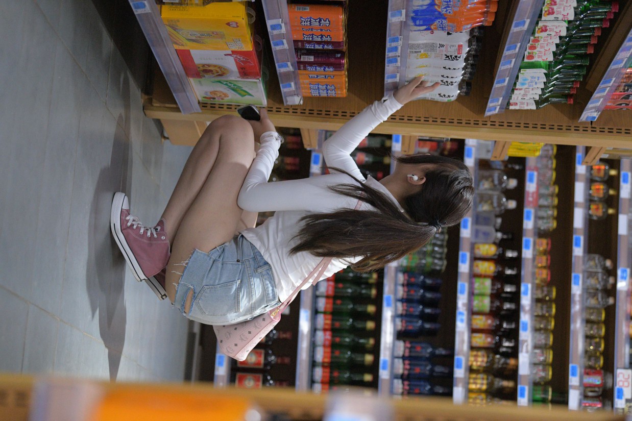 图片[5]-紧身牛仔短裤骑自行车的漂亮女孩【588P】00053-靓丽图集