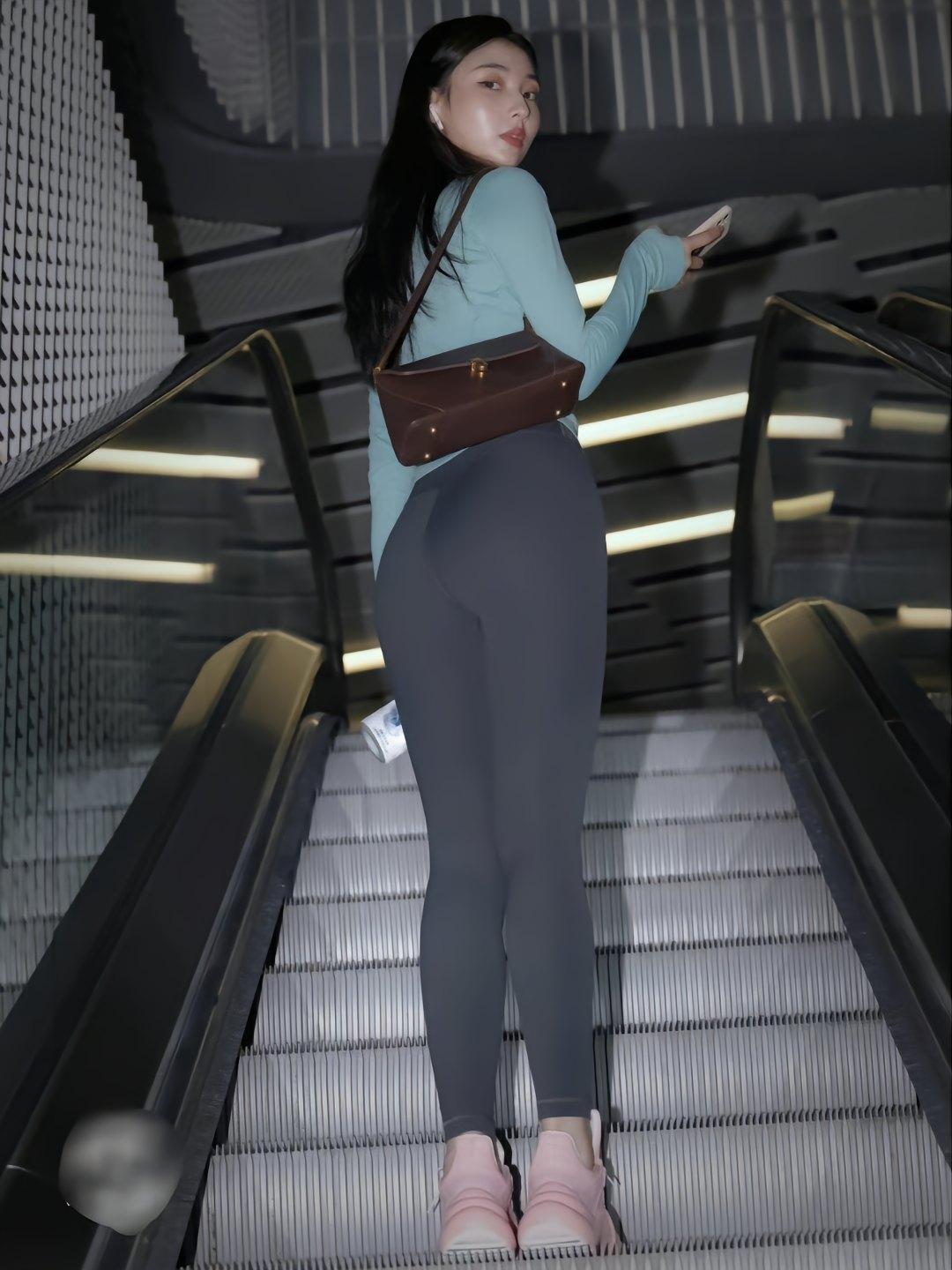 图片[1]-晚上逛商场的瑜伽裤漂亮女孩J2244 225P2V-15.1GB-靓丽图集