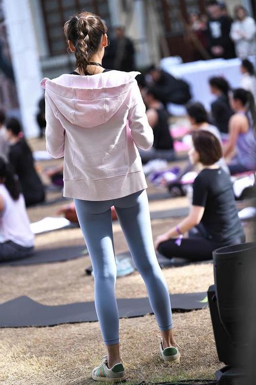 图片[2]-在广场看热闹的瑜伽裤女人-靓丽图集
