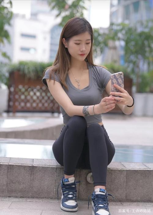 图片[1]-有小虎牙非常甜美的瑜伽裤女孩-靓丽图集