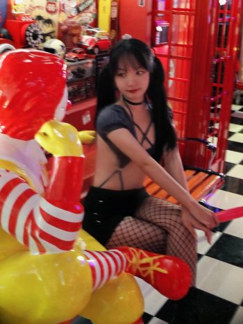 图片[3]-网格丝袜的清纯双马尾小姑娘-靓丽图集