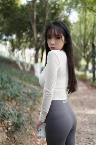 图片[9]-穿瑜伽裤爬山的长发少女-靓丽图集
