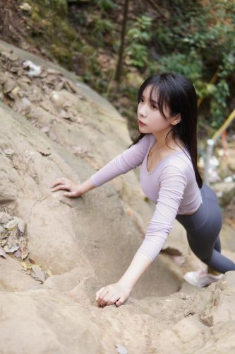 图片[8]-穿瑜伽裤爬山的长发少女-靓丽图集