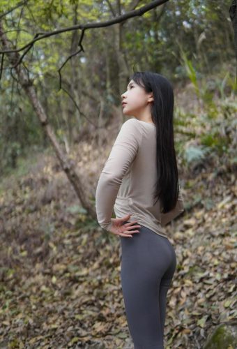 图片[5]-穿瑜伽裤爬山的长发少女-靓丽图集