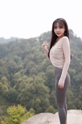 图片[3]-穿瑜伽裤爬山的长发少女-靓丽图集