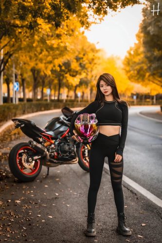 图片[1]-骑摩托车的瑜伽裤美女身材太好了！-靓丽图集